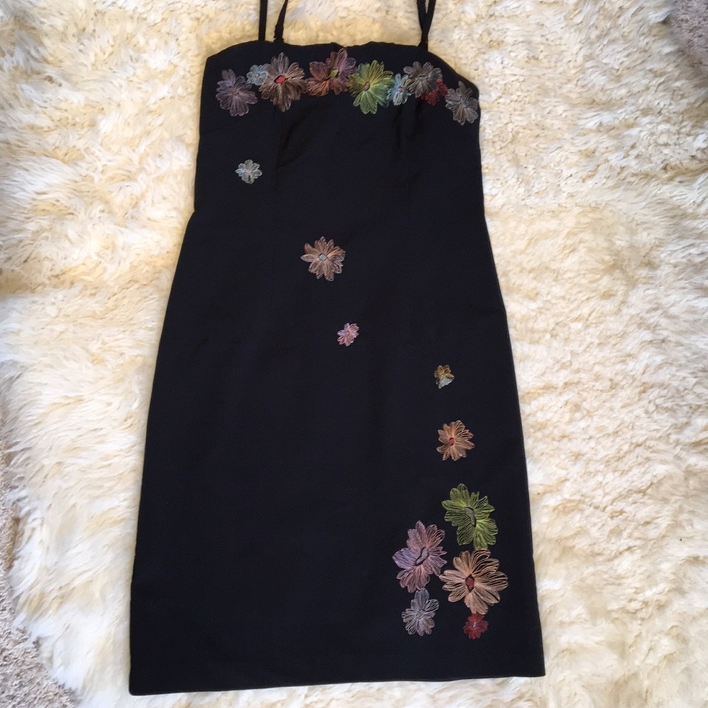 Woman’s dress - Picture 2 of 3